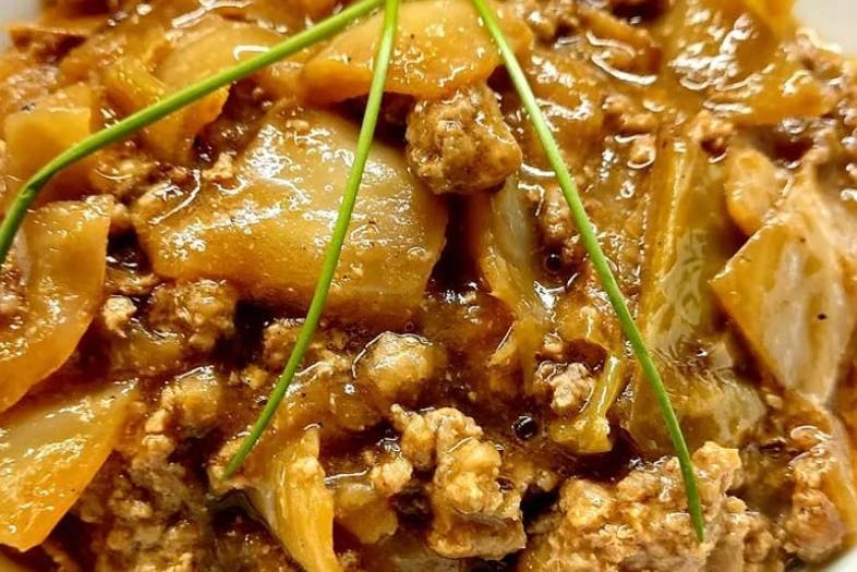 Schichtkraut, Krautgulasch oder gehackte Kohlrouladen - viele Namen für ein leckeres Gericht aus DDR-Zeiten.