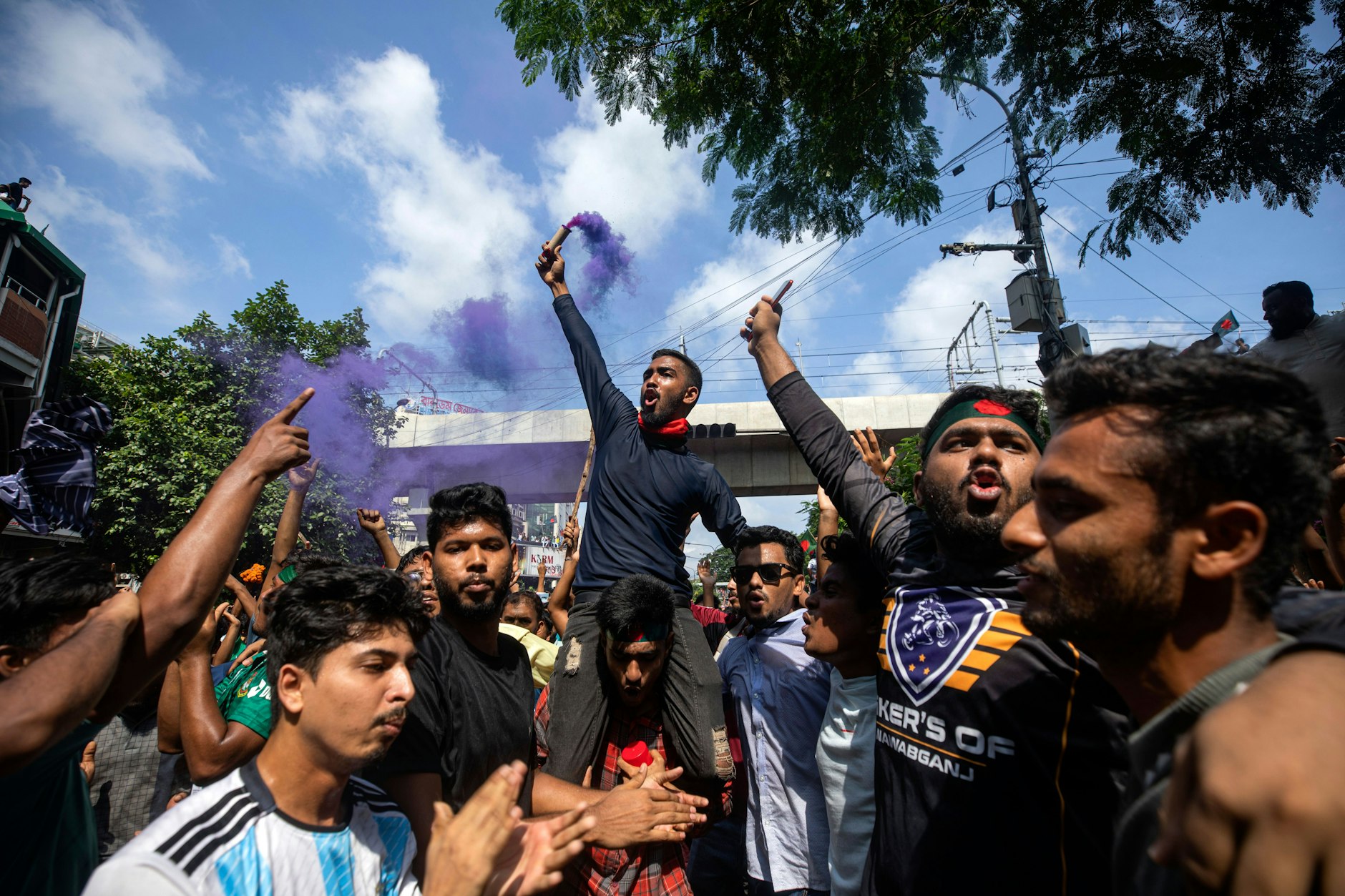 Demonstranten feiern, nachdem sie die Nachricht vom Rücktritt von Premierministerin Sheikh Hasina erhalten haben, in Dhaka, Bangladesch, Montag, 5. August 2024. 