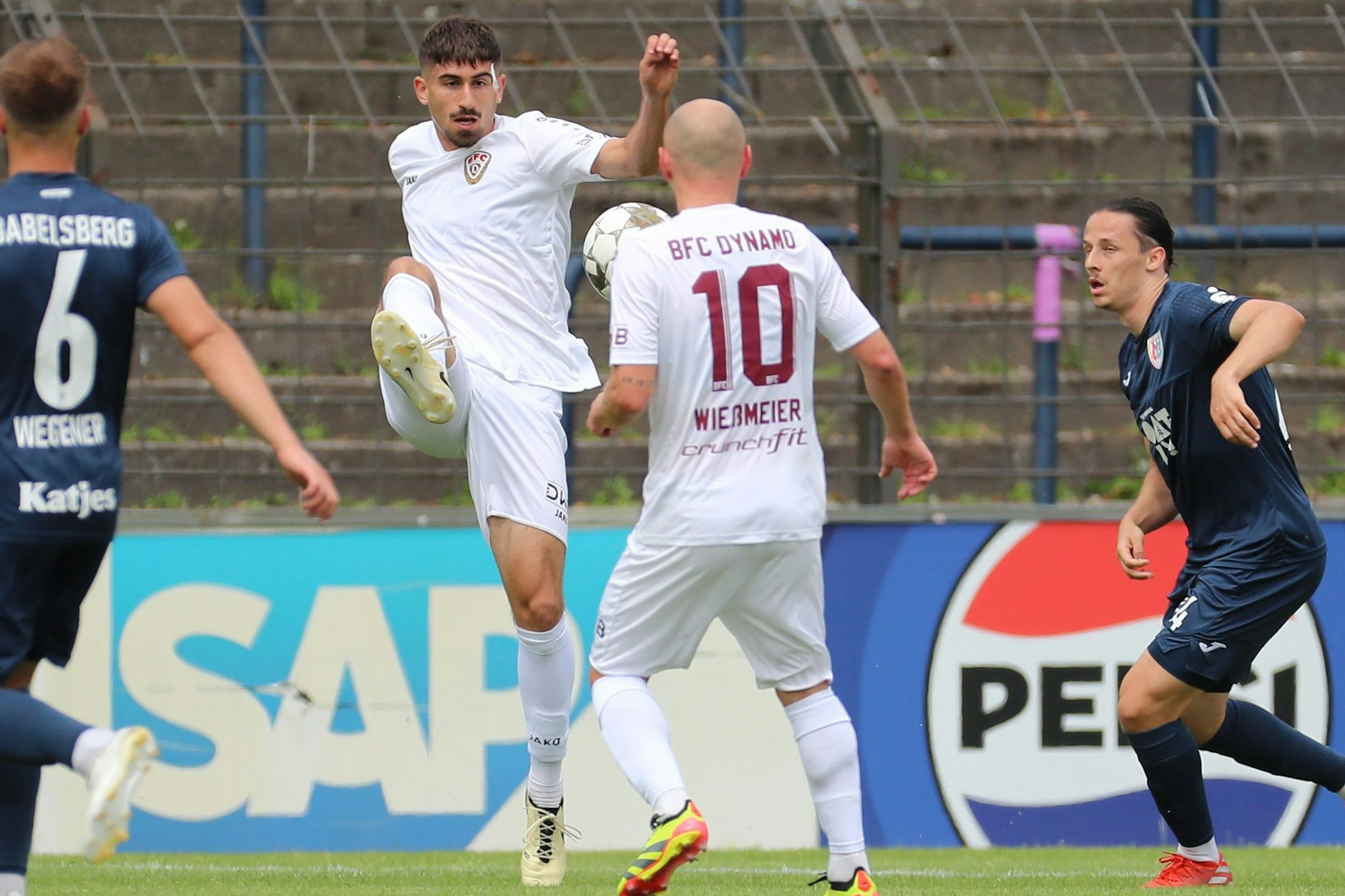 Hoch das Bein! Sieht so aus, als sollte das bei BFC-Dynamo-Verteidiger Karim El Abed auch am Sonnabend gegen Meuselwitz klappen.