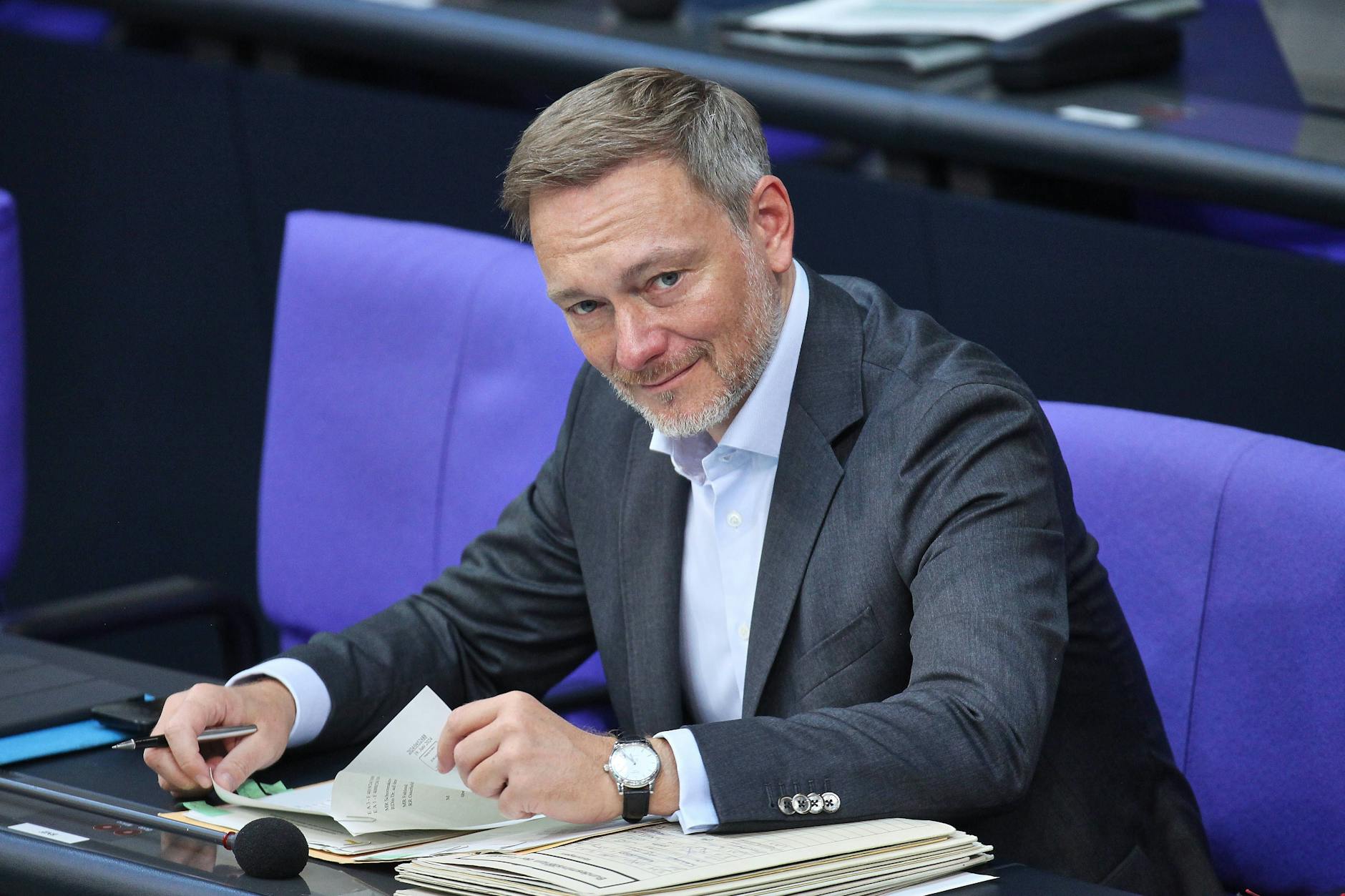 Bundesfinanzminister Christian Lindner im Bundestag. Mit seinen neuen Forderungen bringt er seine Koalitionspartner gegen sich auf.