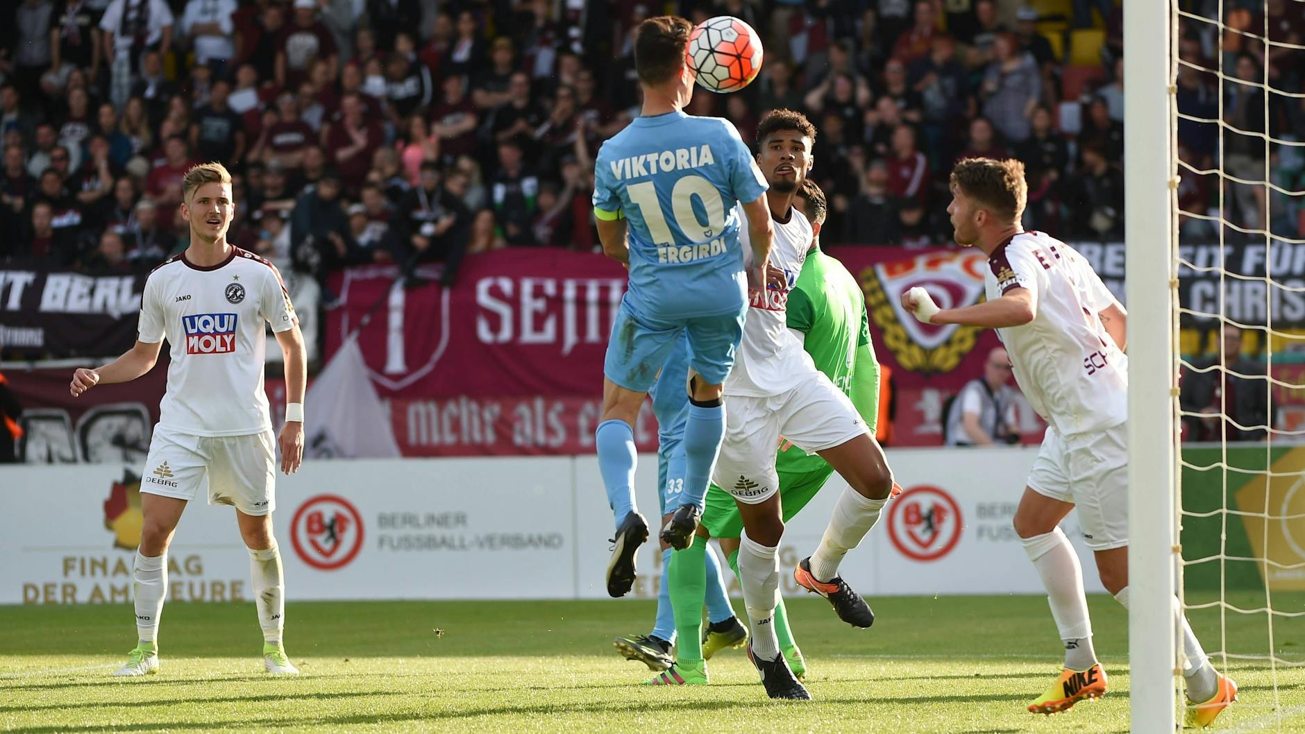Die Spieler vom BFC Dynamo und dem FC Viktoria Berlin bei einem Lokalderby im Jahnstadion: Die Arena war ihre sportliche Heimat.
