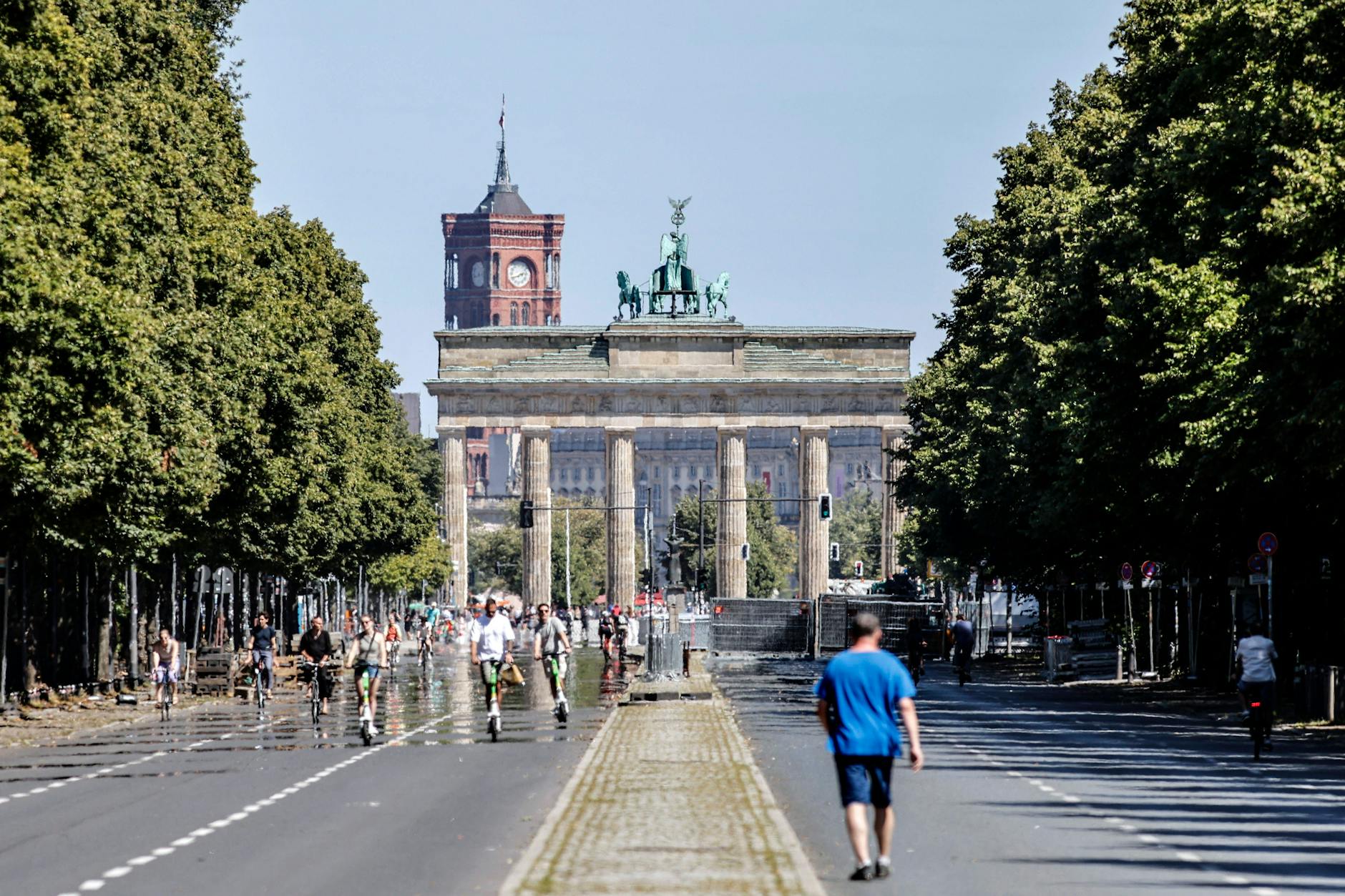 Die Straße des 17. Juni vor dem Brandenburger Tor: Während der dreimonatigen Sperrung eroberten Fußgänger, Radfahrer und E-Scooter-Fahrer die Meile. So autofrei könnte die Meile immer sein, finden so manche Berliner.