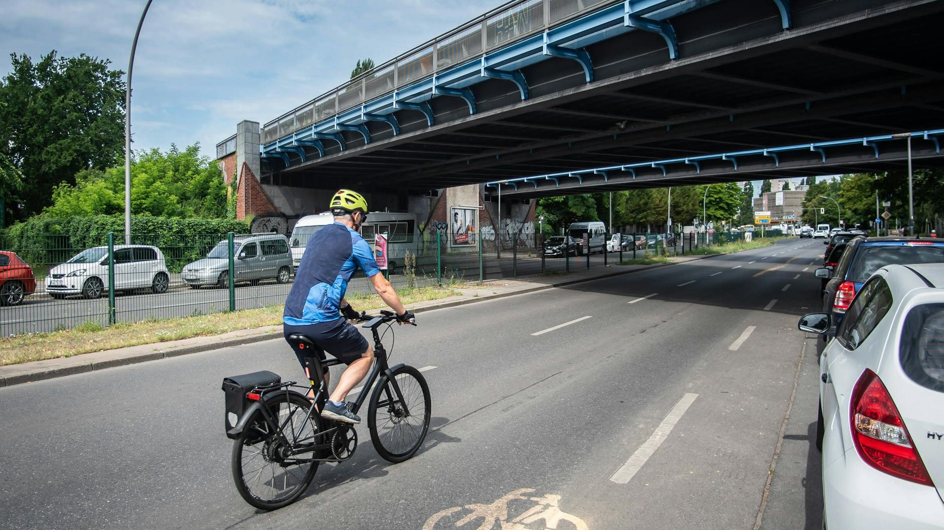 Auf der Sonnenallee wird ein neuer, sichererer Radweg gebaut. Das könnte Autofahrer vor ein Problem stellen.