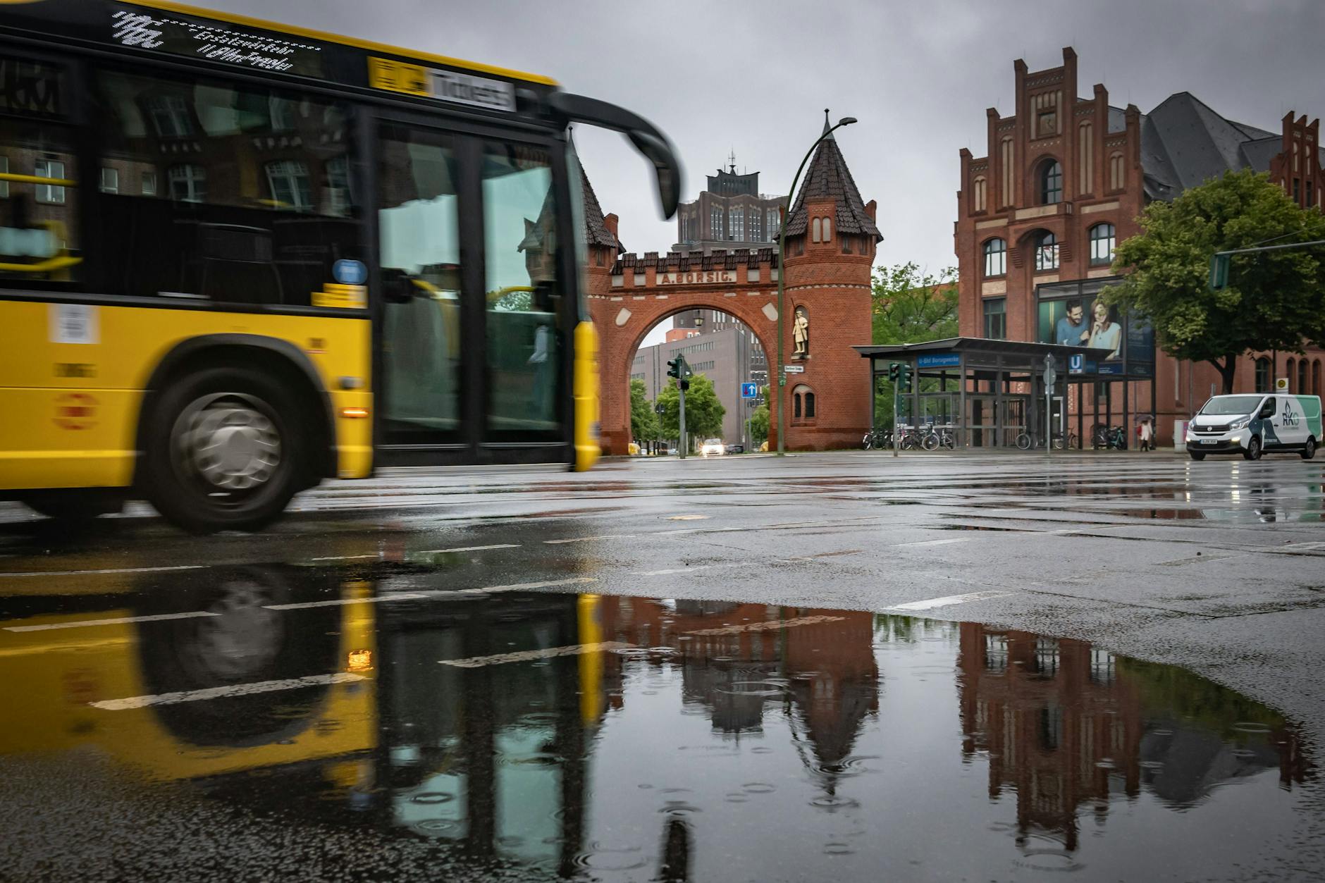 Wichtiges Verkehrsmittel: Ein BVG-Bus ist bei den alten Borsigwerken in Tegel unterwegs. Allein im vergangenen Jahr wurde die Flotte für rund 450 Millionen Fahrten genutzt.