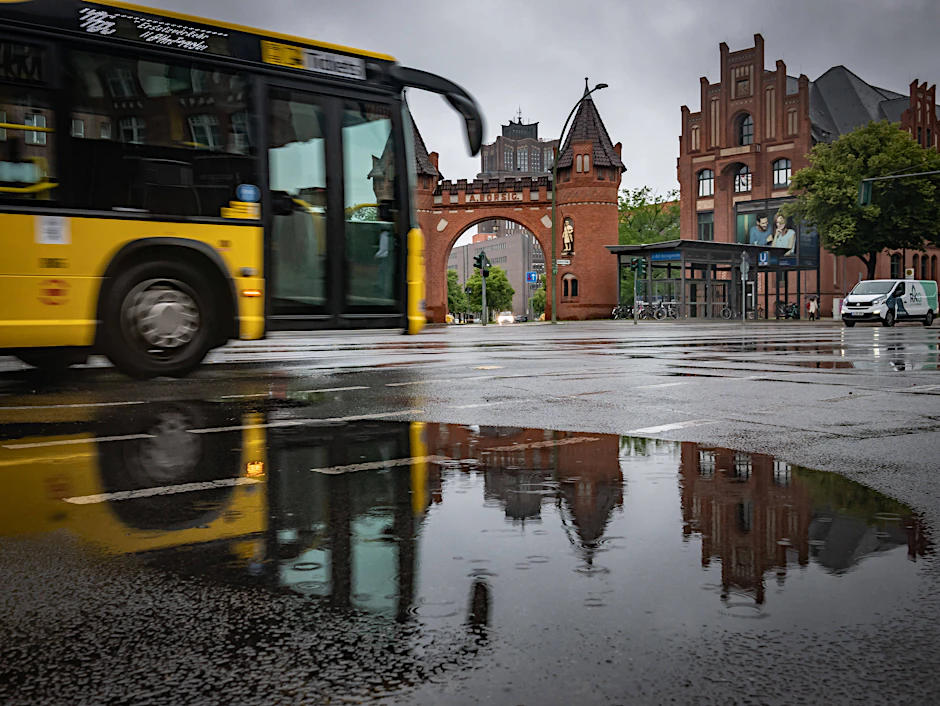 Wichtiges Verkehrsmittel: Ein BVG-Bus ist bei den alten Borsigwerken in Tegel unterwegs. Allein im vergangenen Jahr wurde die Flotte für rund 450 Millionen Fahrten genutzt.