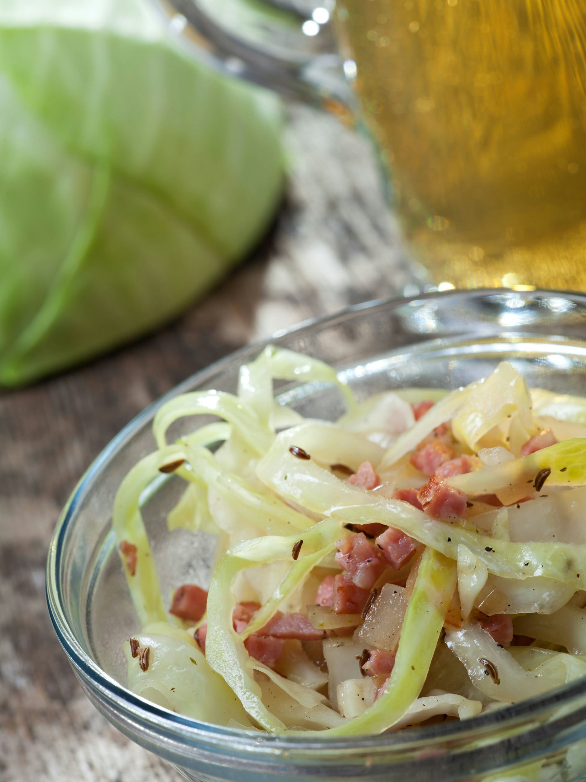 Leckerer Böhmischer Krautsalat passt auch zur einfachen Brotzeit. Wer das Rezept zubereiten möchte, sollte aber etwas Zeit einplanen, denn der Salat muss ziehen!