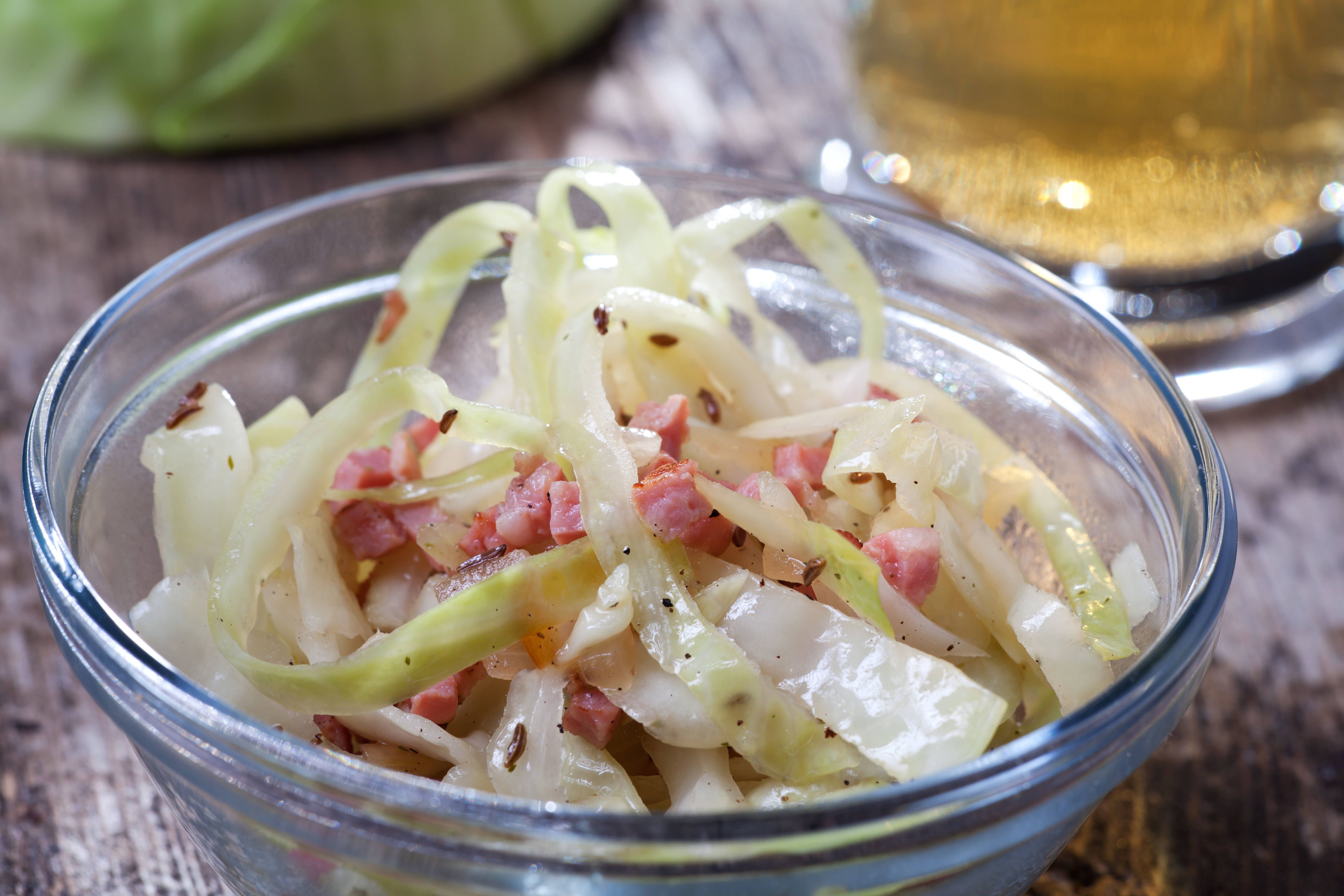 Omas Böhmischer Krautsalat mit Speck: Dieses Rezept werden Sie lieben!