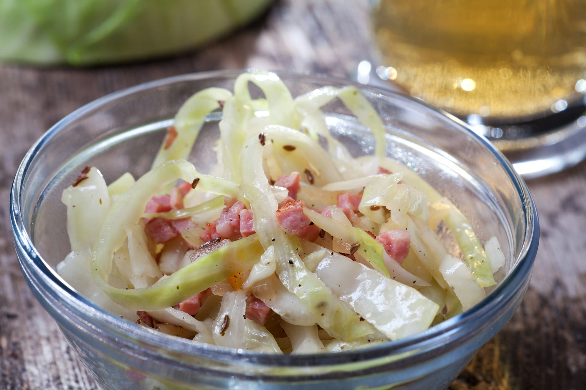Omas Böhmischer Krautsalat ist eine echte Delikatesse – und passt zum Abendbrot, zum Grillabend oder als Beilage zum Schnitzel.