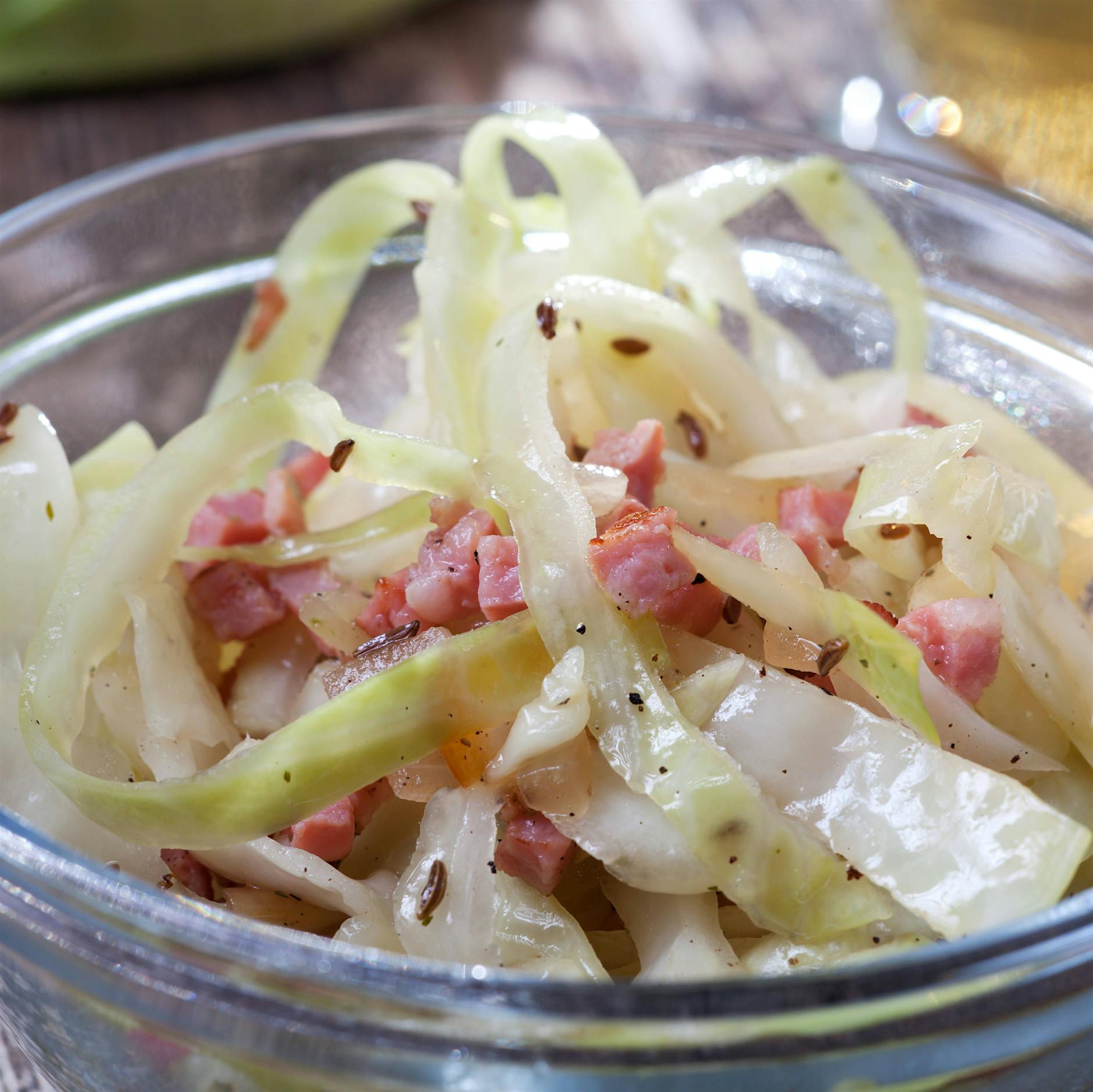 Omas Böhmischer Krautsalat mit Speck: Dieses Rezept werden Sie lieben!