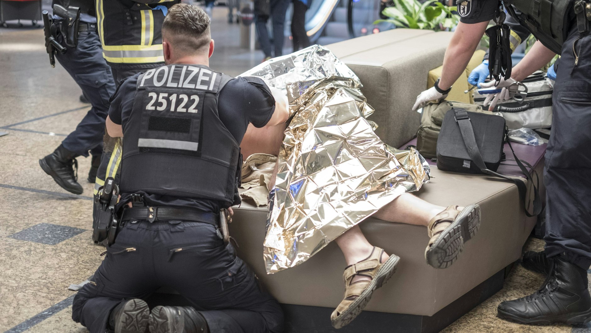 Polizisten kümmern sich um ein schwer verletztes Messer-Opfer in Berlin-Wedding.