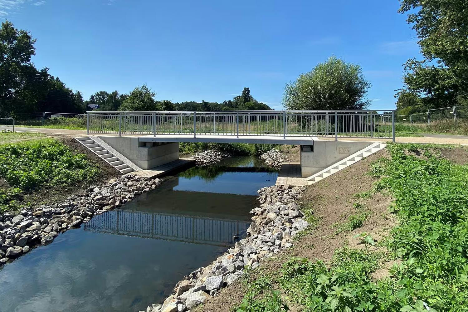 Eine von zwei neuen Brücken über die Panke: Auf dem Berlin-Usedom-Radweg geht's jetzt über den Ilse-Krause-Steg.