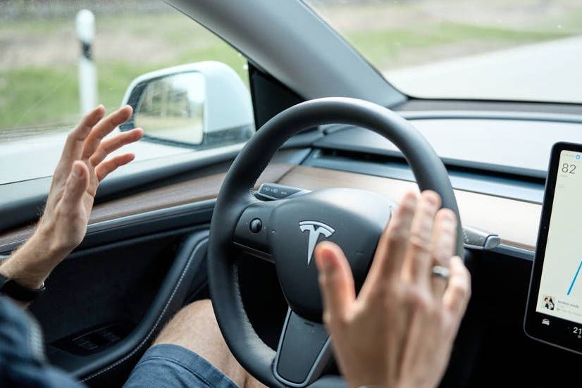 Wenn es im Sommer heiß ist, kann man das Lenkrad im Auto oft kaum noch anfassen.