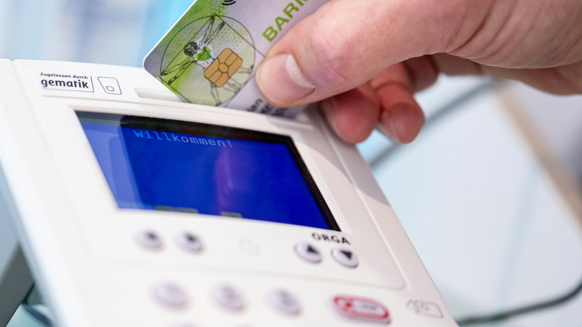 Krankenkassen erhöhen ihre Beiträge - aber nicht immer ist ein Wechsel sinnvoll. 