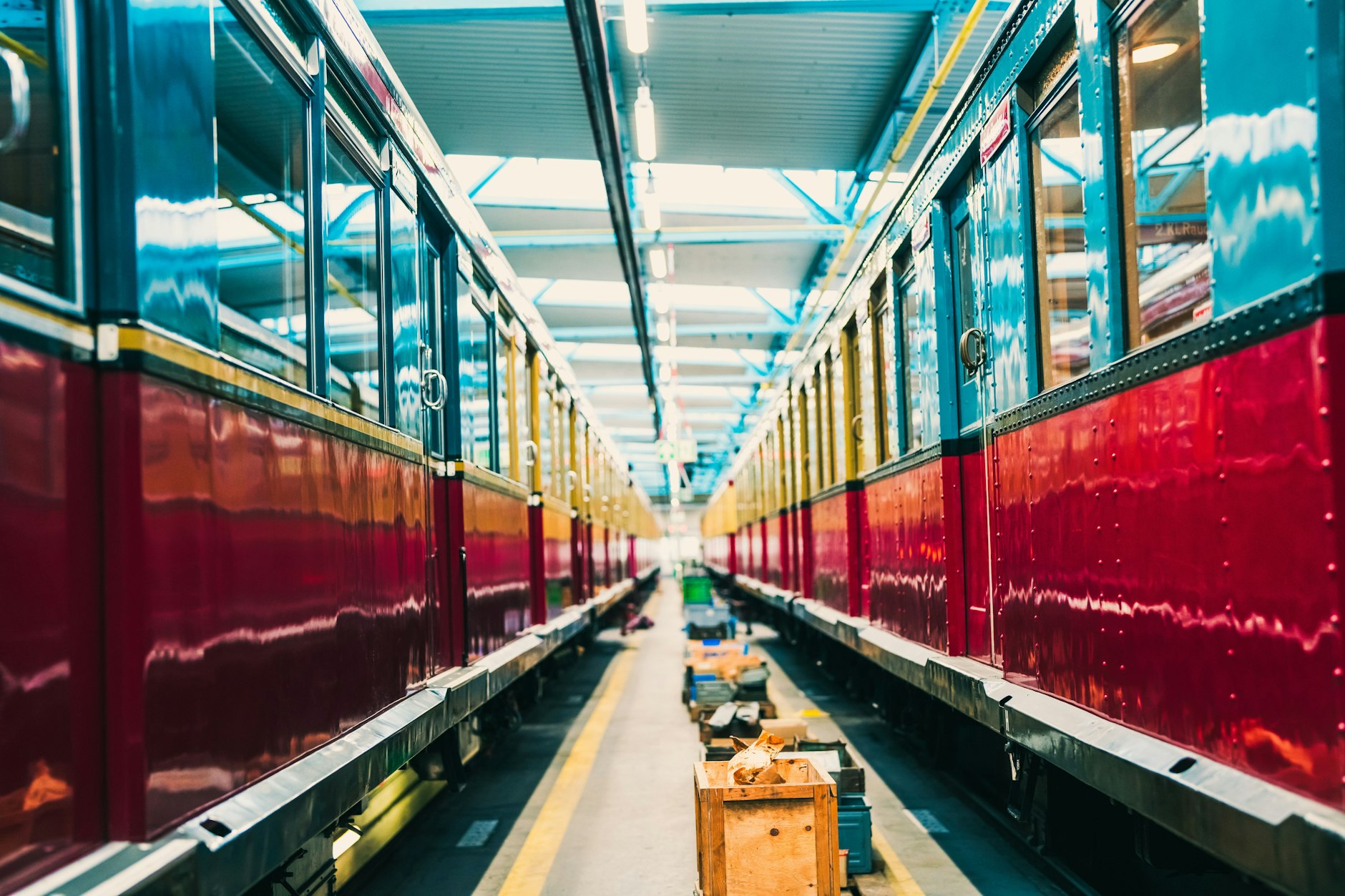 Ein historischer Zug der S-Bahn wird in Erkner für die 100-Jahr-Feier vorbereitet.