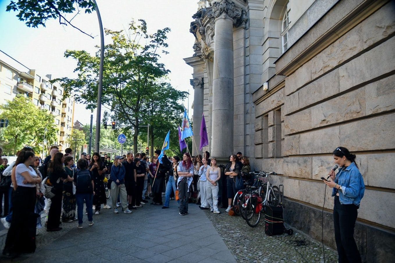 Demonstranten vor dem Amtsgericht Tiergarten