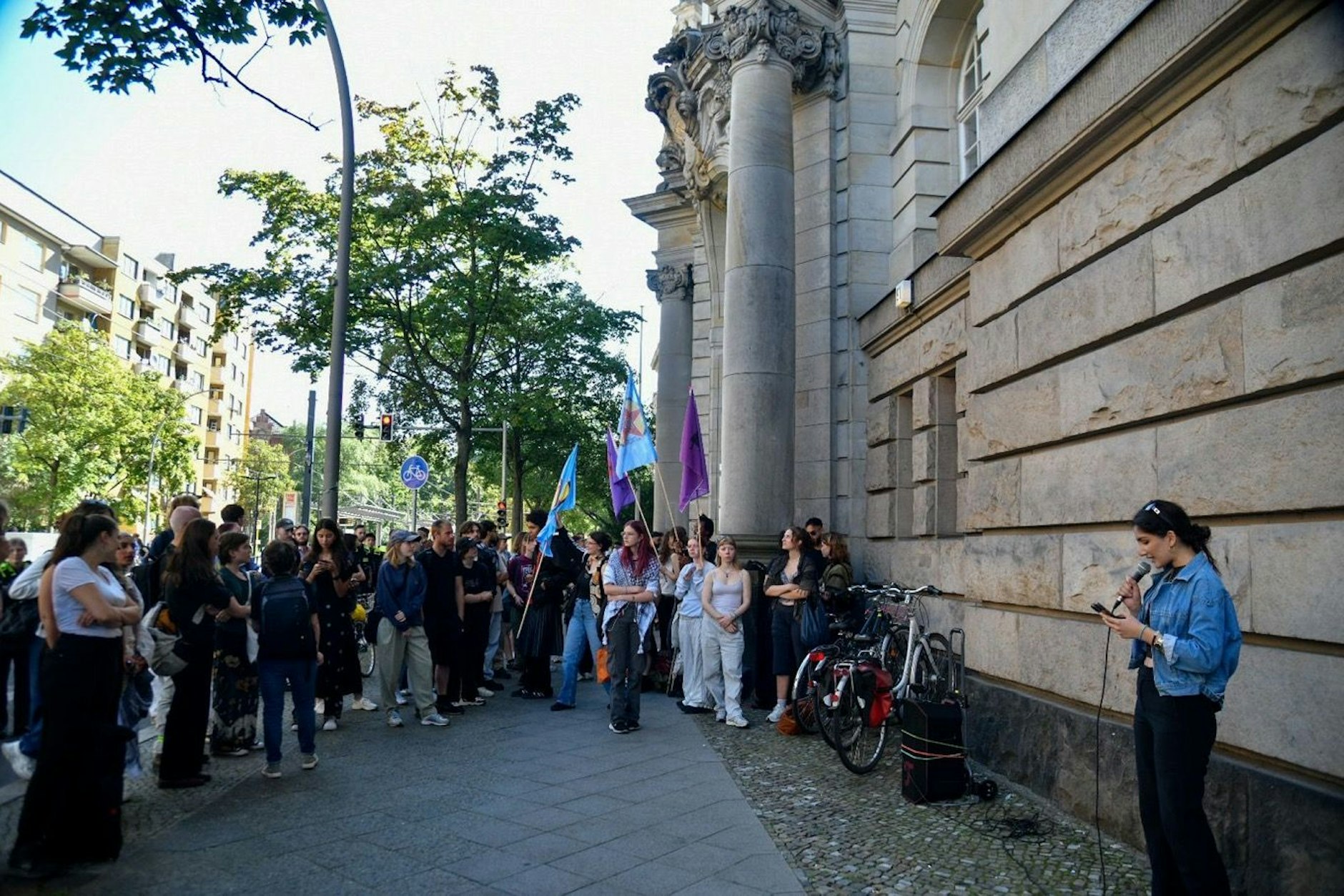Demonstranten vor dem Amtsgericht Tiergarten
