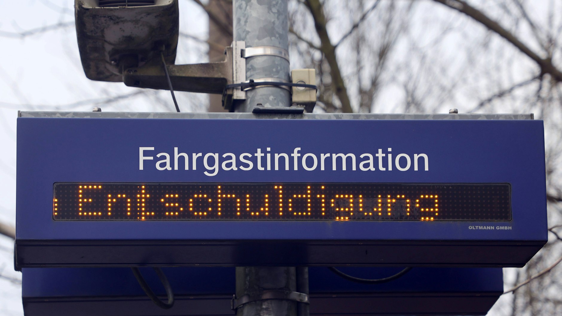 Bei der Deutschen Bahn kommt es immer wieder zu Störungen, Verspätungen und Ausfällen - die Leidtragenden sind die Mitarbeiter, denn sie müssen die Wut der Fahrgäste abfangen.