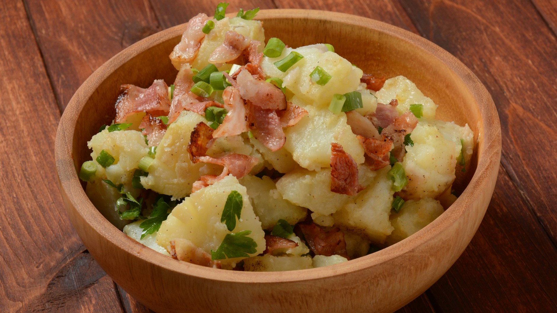 Richtig lecker: Warmer Kartoffelsalat wie in Österreich ist nicht schwer zu machen. Das Rezept ist richtig simpel und trotzdem ein Genuss!