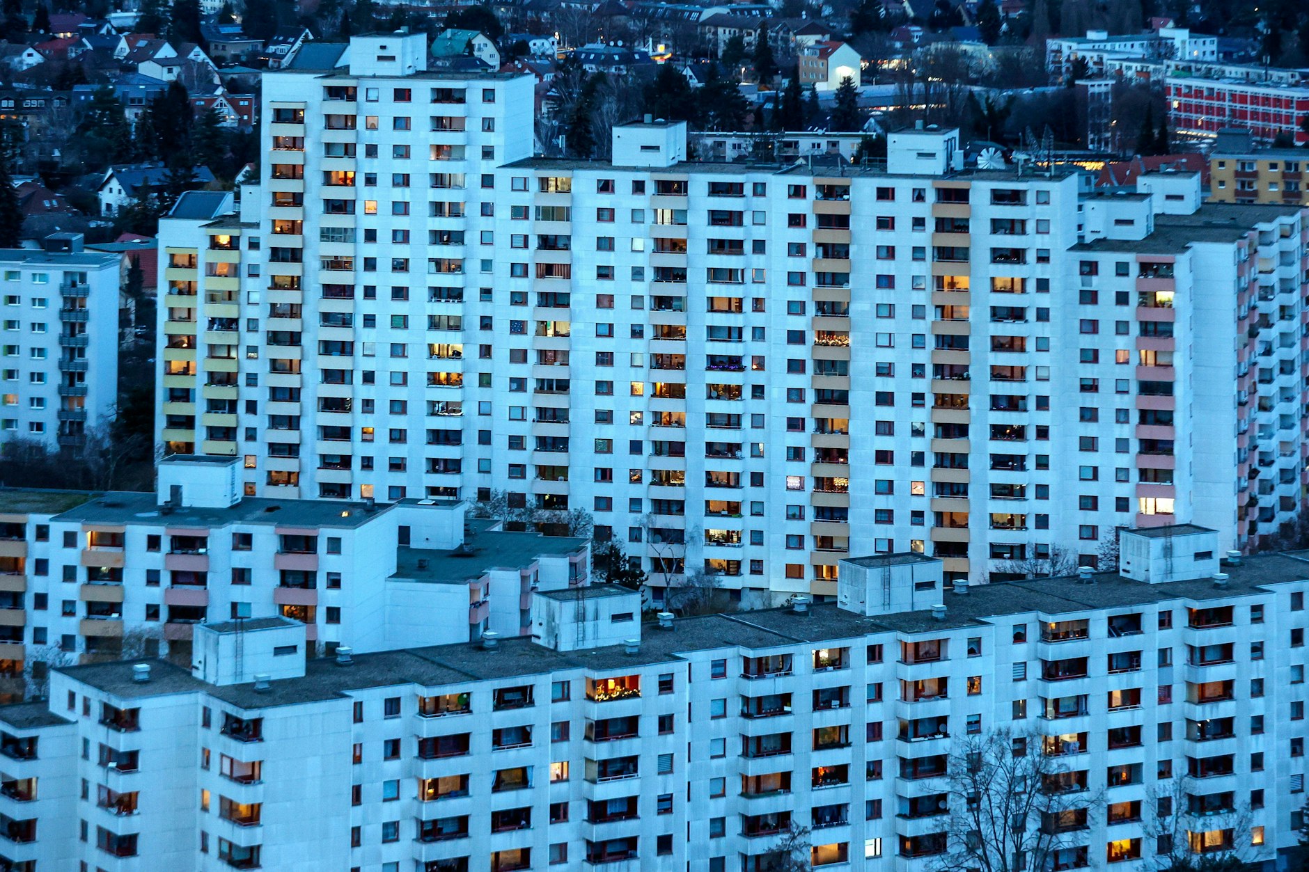 Blick auf ein Hochhaus der Gropiusstadt. Die Linke will mit einem Mietwucher-Rechner gegen überhöhte Mieten vorgehen.