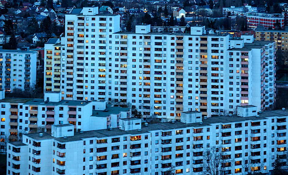 Blick auf ein Hochhaus der Gropiusstadt. Die Linke will mit einem Mietwucher-Rechner gegen überhöhte Mieten vorgehen.