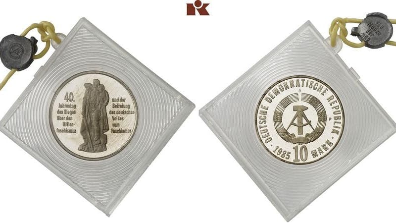 Die 10-Mark-Gedenkmünze zum 40. Jahrestag der Befreiung vom Faschismus (1985) war im Original aus 900er-Gold. Es gab nur 266 Stück. Sie werden bei Versteigerungen angeboten, erreichen Summen im fünfstelligen Bereich.