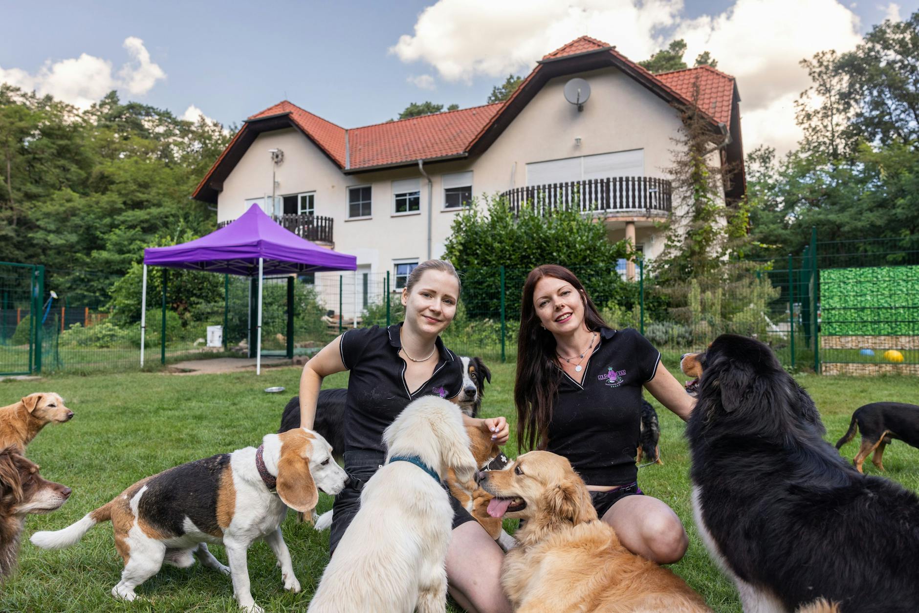 Laura Heppe (r.) betreibt mit ihrem Team ein Hundehotel in Brandenburg.