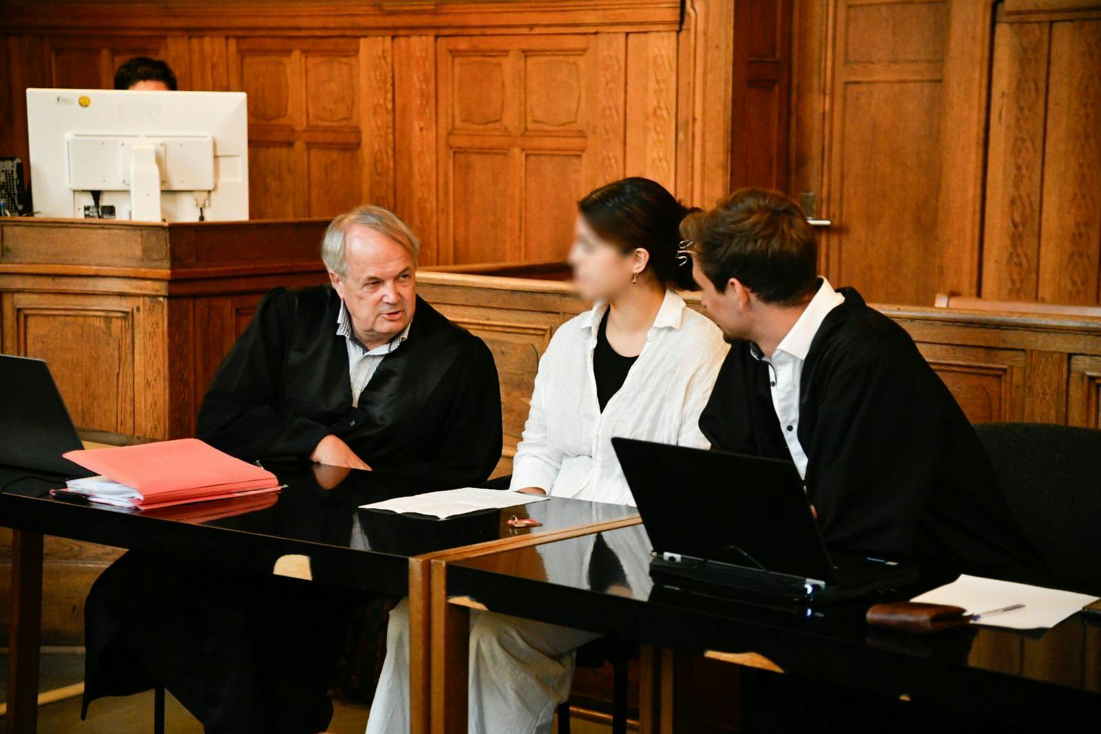 Die Angeklagte vor dem Berliner Gericht. Ihr wird Volksverhetzung vorgeworfen.