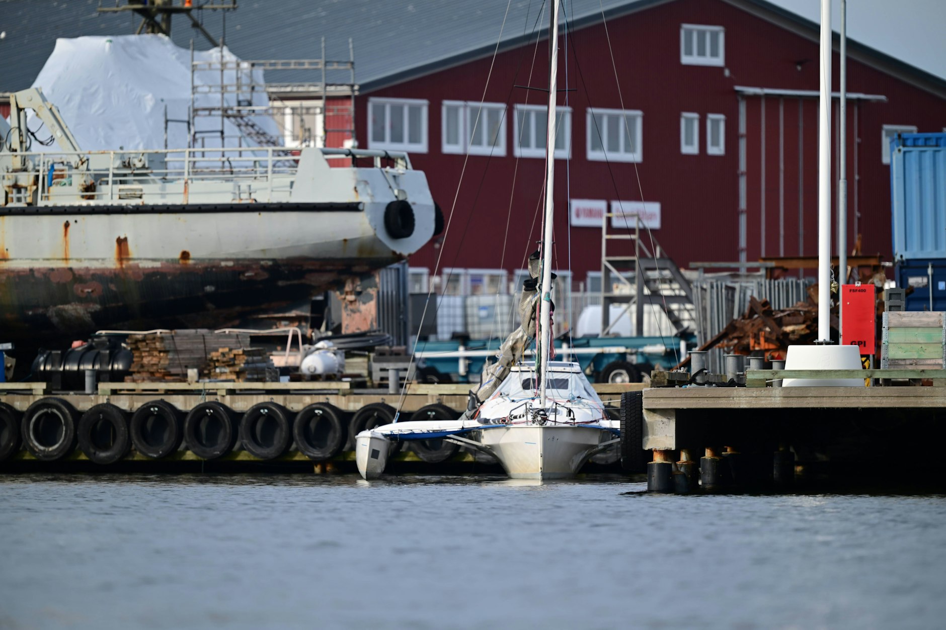 Blutiger Streit: Eine dramatische Rettungsaktion vor Rörö im Kattegatt, bei der ein 71-jähriger deutscher Tourist leblos geborgen und ein 64-jähriger unter Mordverdacht festgenommen wurde. Hier das Boot, dass nach dem mutmaßlichen Mord im Kattegat ist in den Hafen von Öckerö geschleppt wurde.