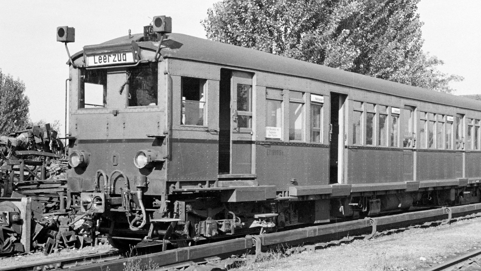So sah die S-Bahn ganz am Anfang aus: Das ist ein Zug BR 169, auch Bauart 1924 genannt, ausgeliefert 1925. Sie waren als Halbzüge konzipiert, die aus zwei vierachsigen Triebwagen und drei zweiachsigen Beiwagen bestanden. Einige Züge überstanden den Zweiten Weltkrieg. Ende der 50er Jahre erhielten die Triebwagen die Stirnfront der Bauart Stadtbahn (165er).