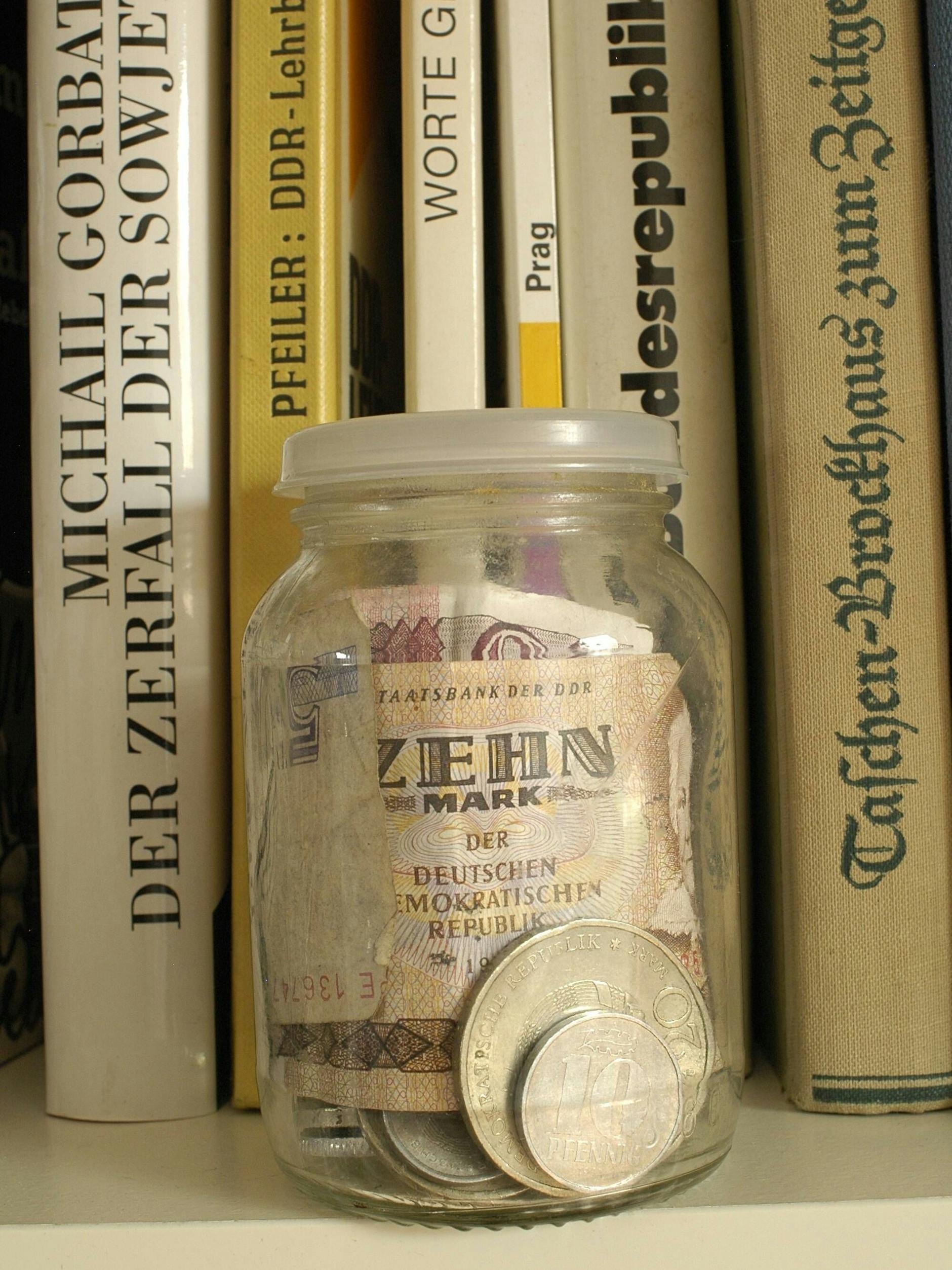In einigen Haushalten dürfte DDR-Geld noch in so manchen Gefäßen schlummern. 