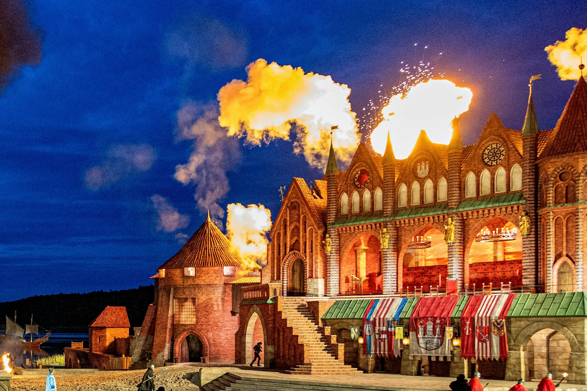 Hinter den Kulissen der Störtebeker-Festspiele arbeiten viele an einem Mega-Spektakel für die Zuschauer.