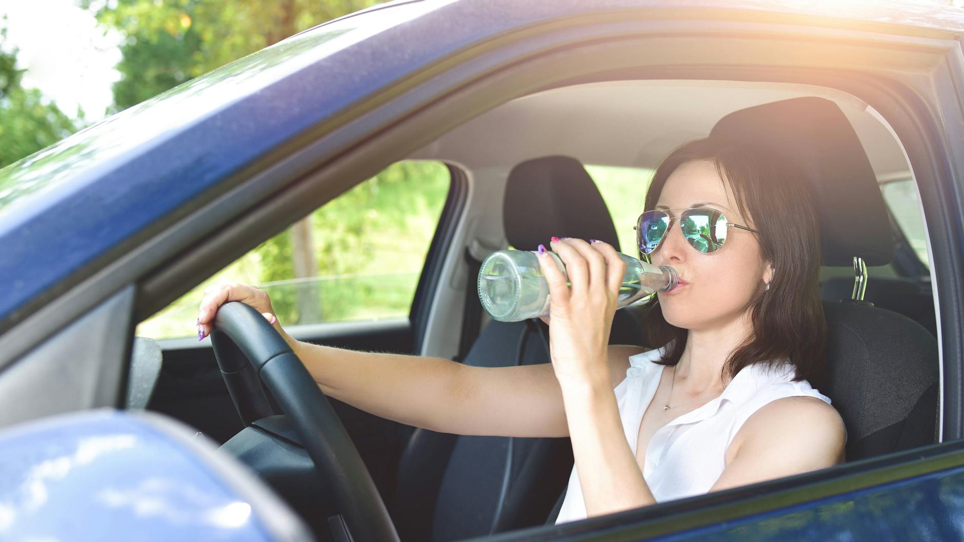 Das Auto-Lenkrad wird bei großer Sommer-Hitze schnell kochend heiß. KURIER gibt Tipps, was dagegen hilft.