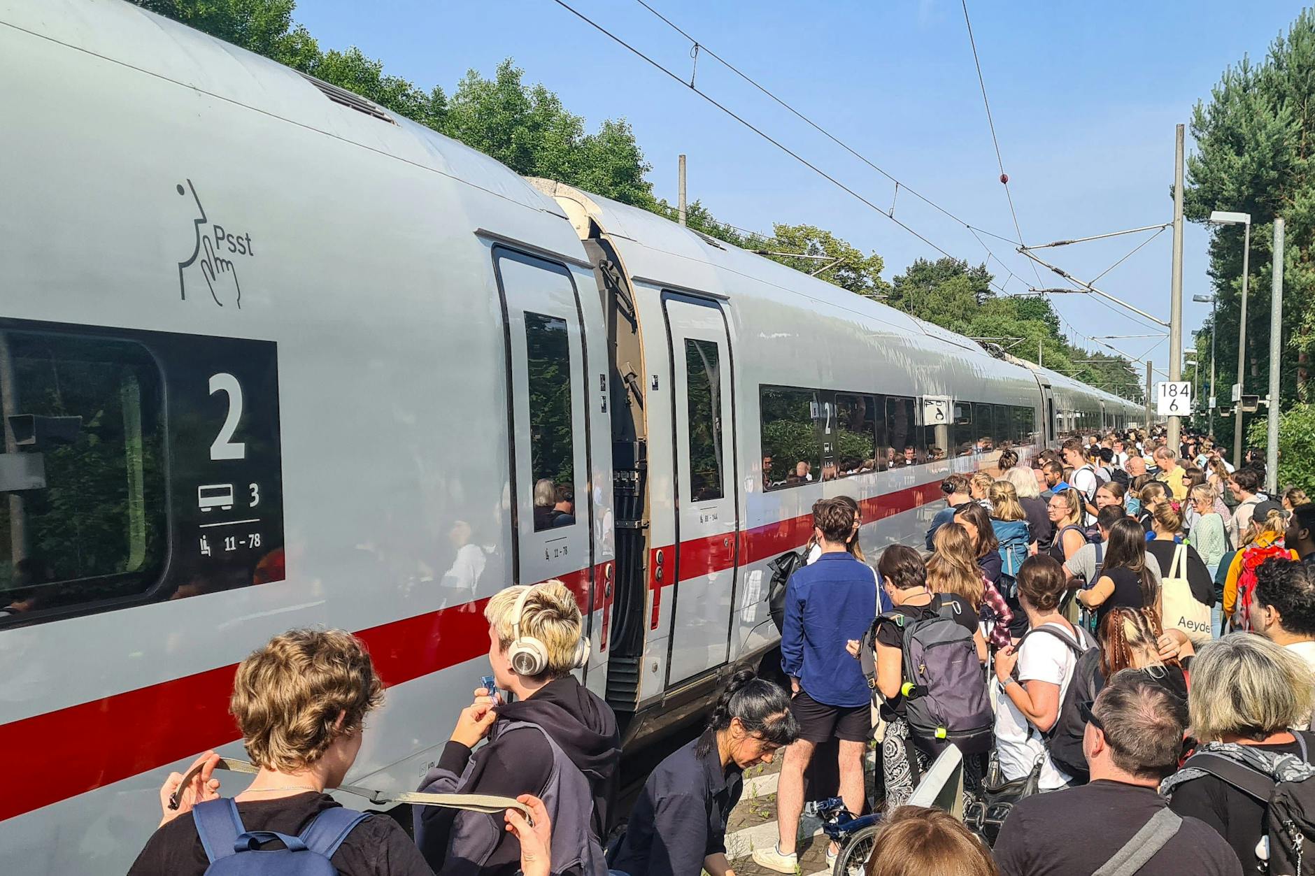Auch das gehört zum Bahn-Alltag: Eine technische Störung am Zug sorgt dafür, dass alle Fahrgäste plötzlich auf dem Bahnsteig stehen - hier im Ort Strohkirchen.