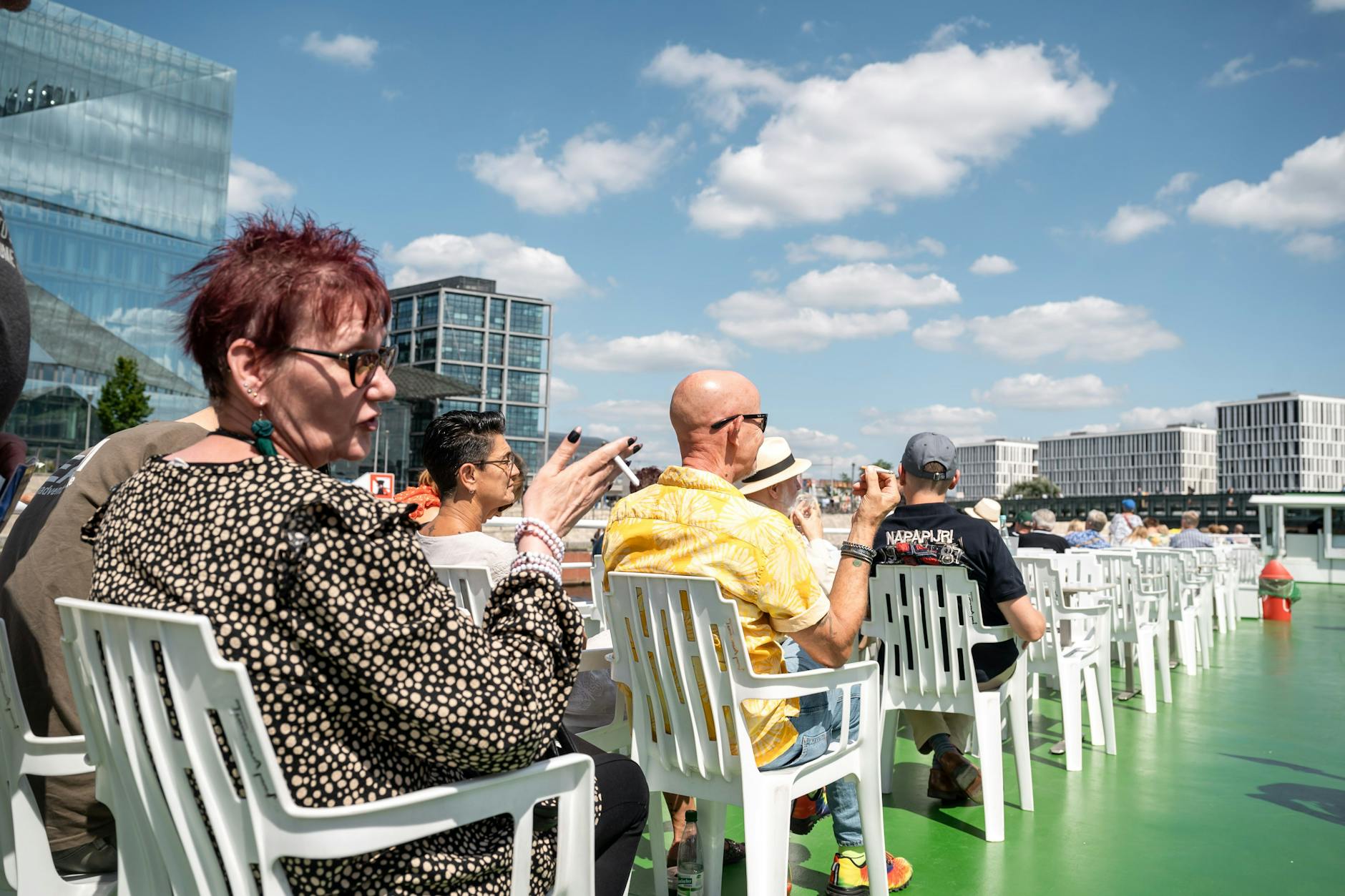 Die bedürftigen Menschen genießen ihre Fahrt auf dem Ausflugsdampfer.