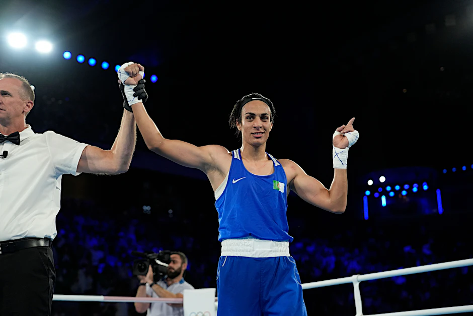 Die algerische Boxerin Imane Khelif jubelt nach ihrem Kampf gegen Janjaem Suwannapheng aus Thailand.