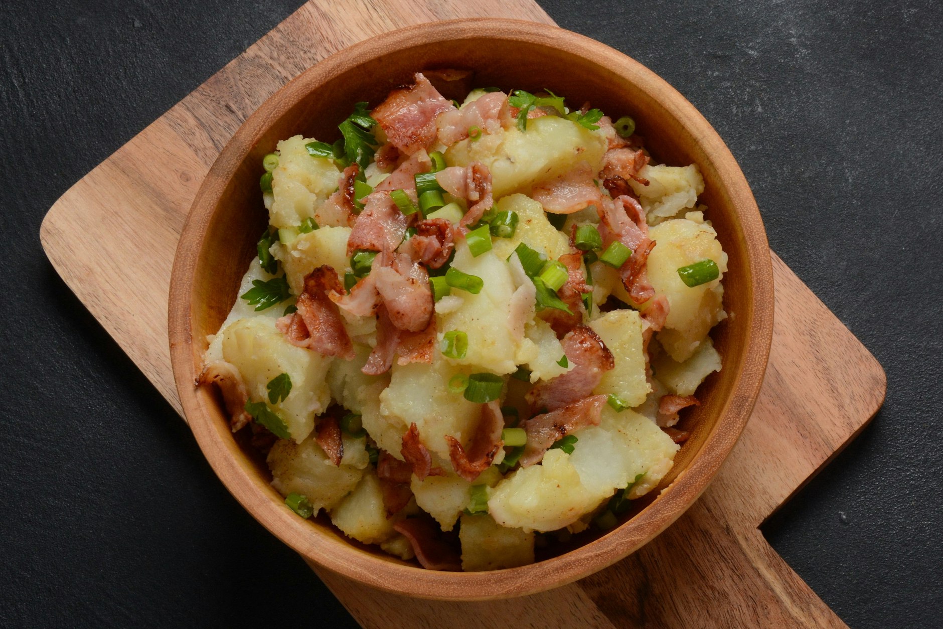Kartoffelsalat muss nicht immer kalt sein - auch dieses Rezept für warmen Kartoffelsalat sollten Sie mal probieren. Zu Schnitzel passt er besonders gut.