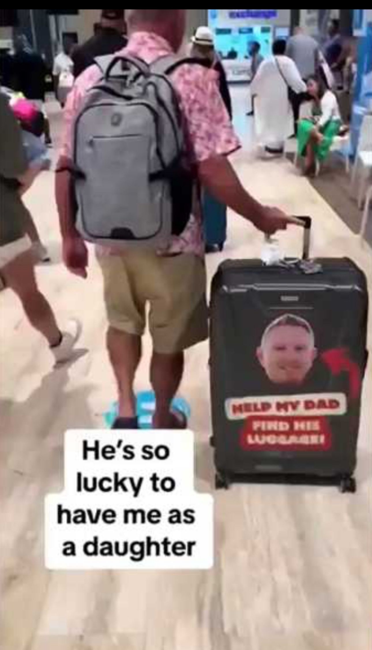 Image - Tochter veräppelt Papa mit urkomischem Kofferstreich