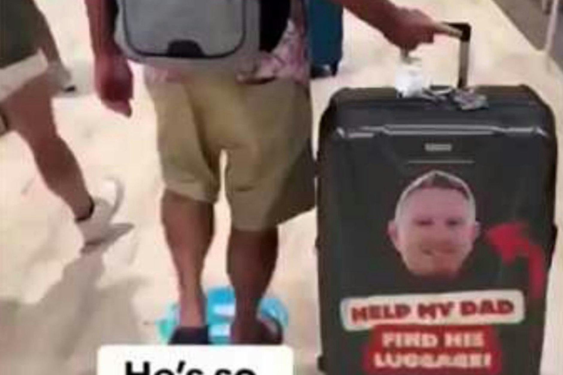 Die Tochter veräppelte ihren Vater mit einem lustigen Kofferaufkleber. Der hatte auch einen Grund.