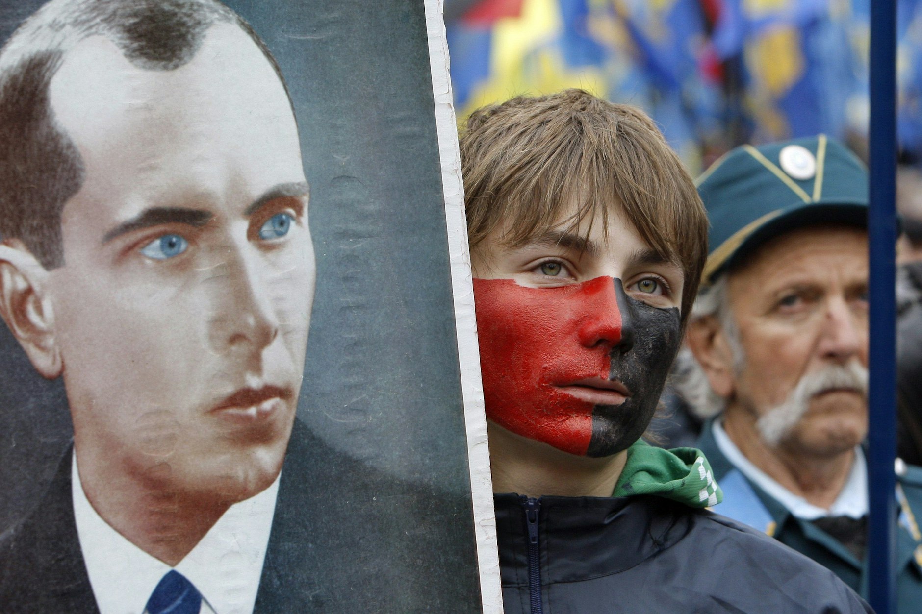 Kiew 2019: Bei einem Protestmarsch ukrainischer Nationalisten hält ein Demonstrant ein Porträt des Separatistenführers Stepan Bandera (l.).