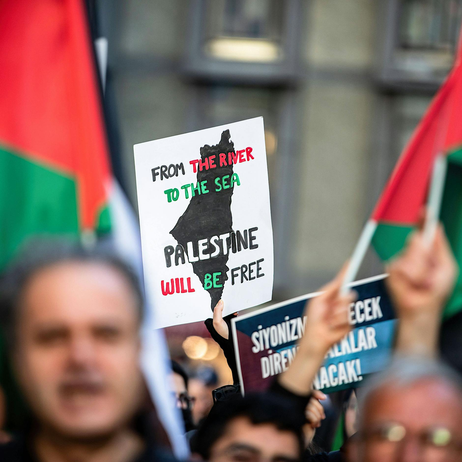 Volksverhetzung? „From the river to the sea“ – was es mit dem Slogan wirklich auf sich hat