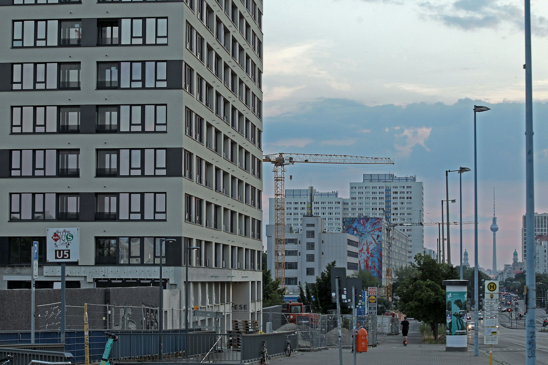 Die landeseigene Howoge feiert die Fertigstellung eines Wohnhochhauses an der Frankfurter Allee. Der Anteil städtischer Wohnungen am Gesamtbestand in Berlin soll steigen.