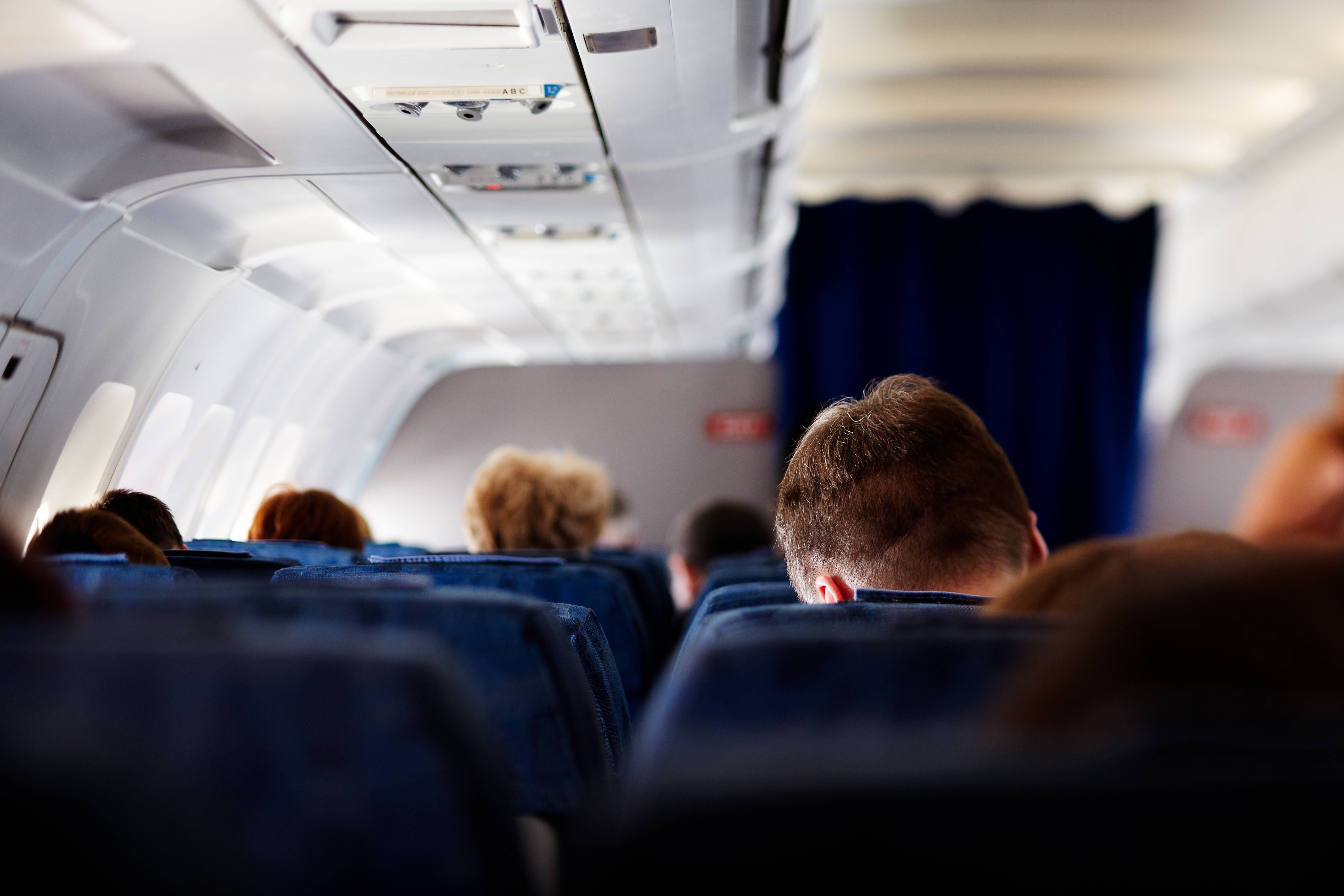 Raw-Dogging im Flugzeug: So gesund ist der bizarre Reisetrend