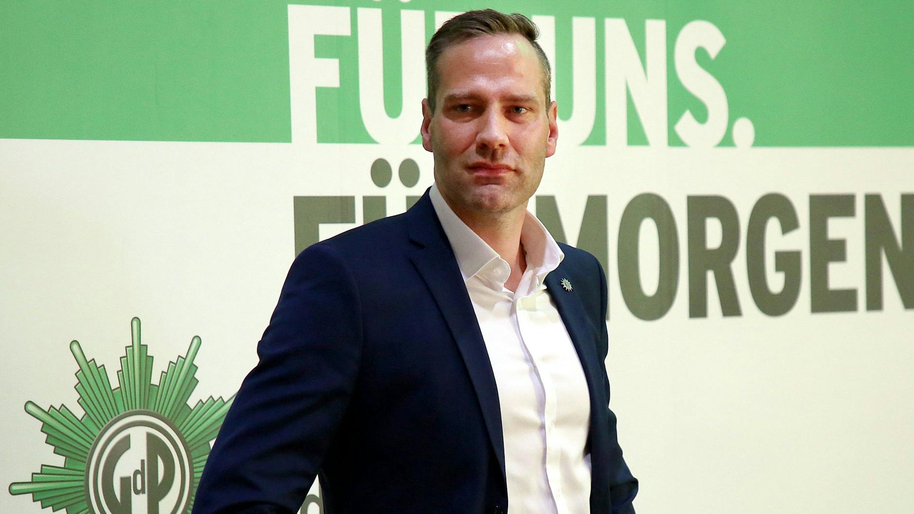 Polizei-Chef Jochen Kopelke von der Gewerkschaft der Polizei (GdP) fordert: Ein Jahr Netflix für die Abgabe eines Butterfly-Messers.