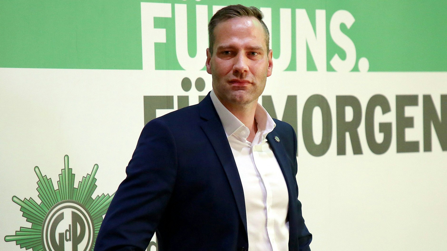 Polizei-Chef Jochen Kopelke von der Gewerkschaft der Polizei (GdP) fordert: Ein Jahr Netflix für die Abgabe eines Butterfly-Messers.