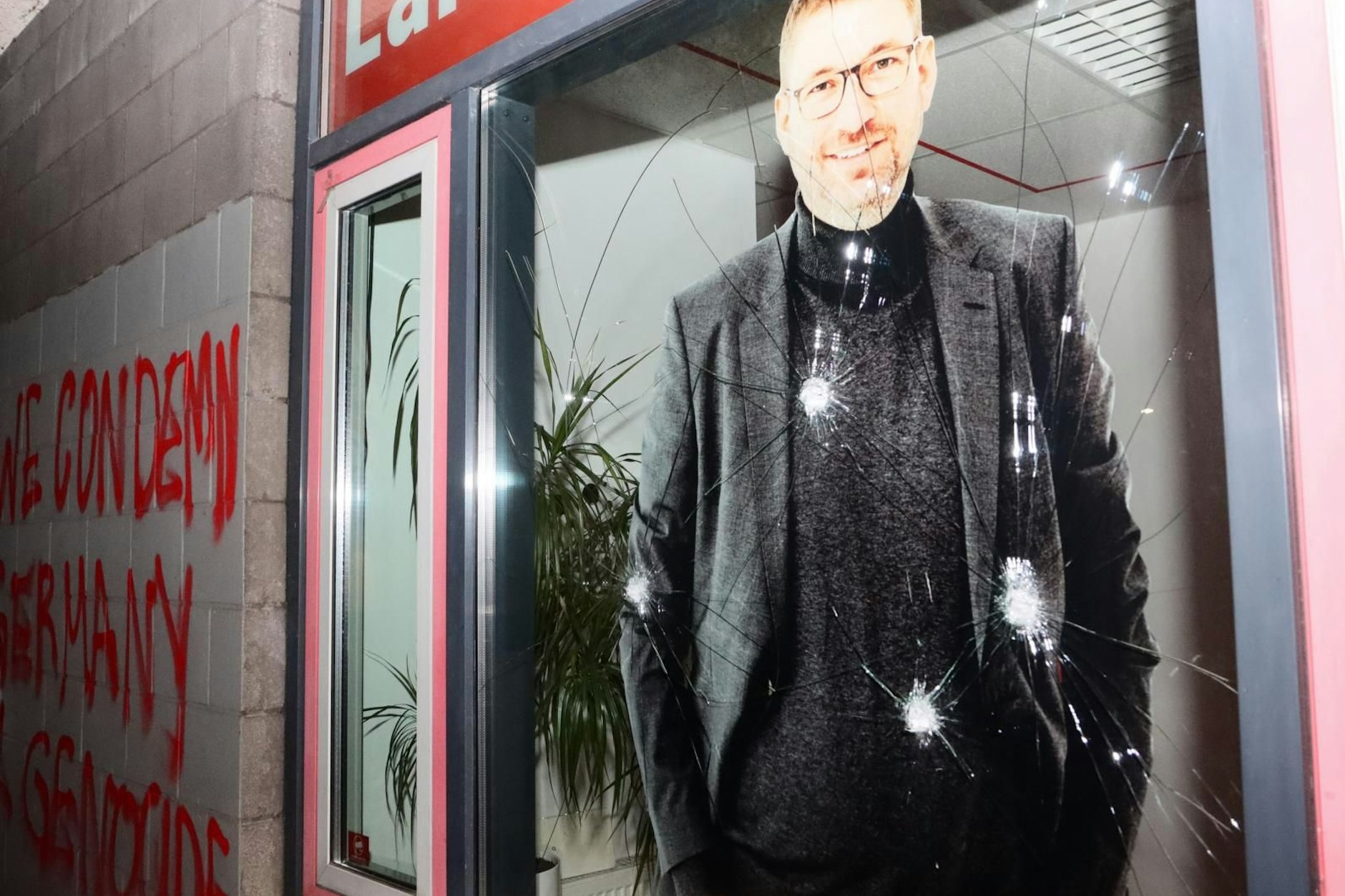 Heftige Beschädigungen am Schaufenster des Wahlkreisbüros, hinter dem das Bild des SPD-Politikers Lars Düsterhöft zu sehen ist.