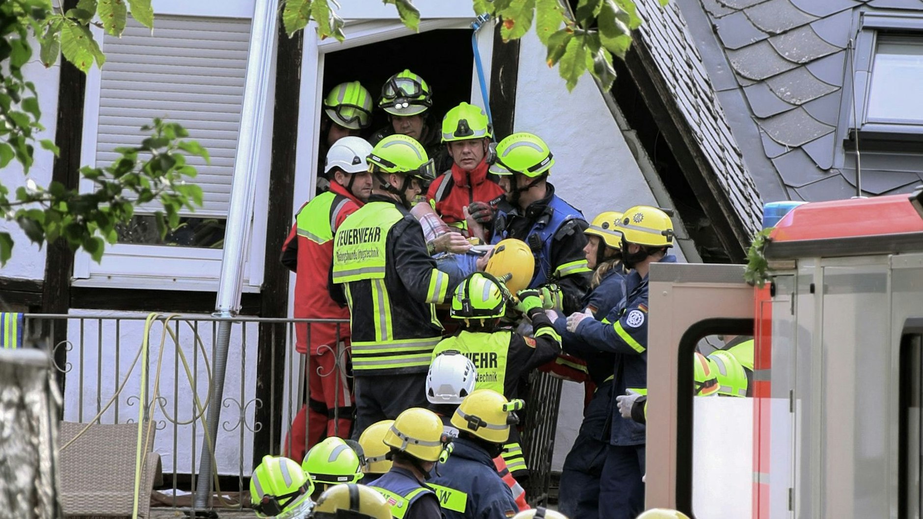Die Rettungsaktion in Kröv an der Mosel läuft auf Hochtouren – inzwischen wurden mehrere Menschen aus dem Gebäude gerettet.