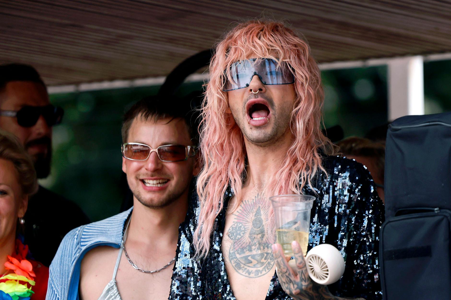 Bill Kaulitz mit Schauspieler Timmi Trinks bei der CSD-Parade in Köln.