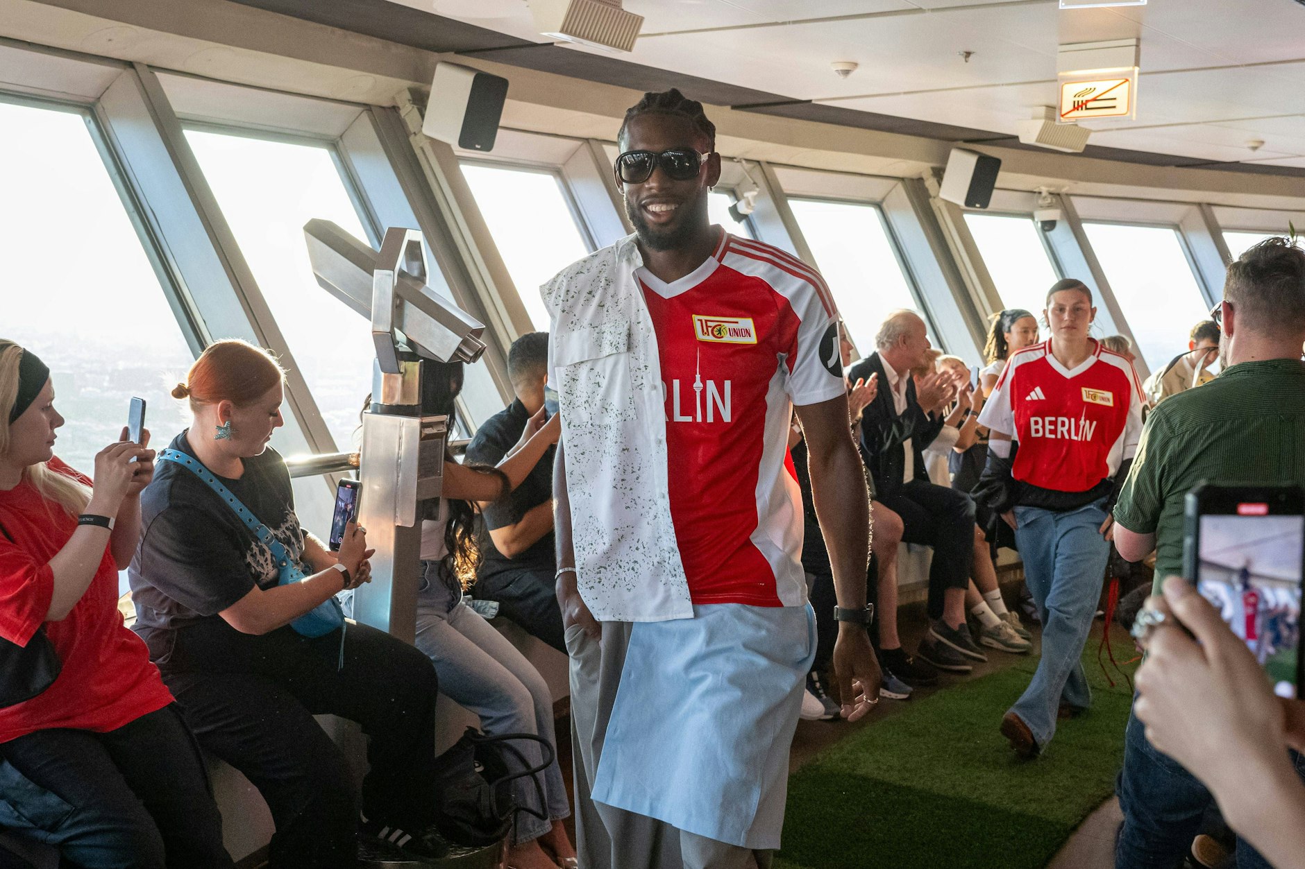 Angreifer auf Abwegen: Jordan (28) präsentierte das neue Heimtrikot des 1. FC Union und hatte sichtlich Spaß bei der eisernen Modeshow.