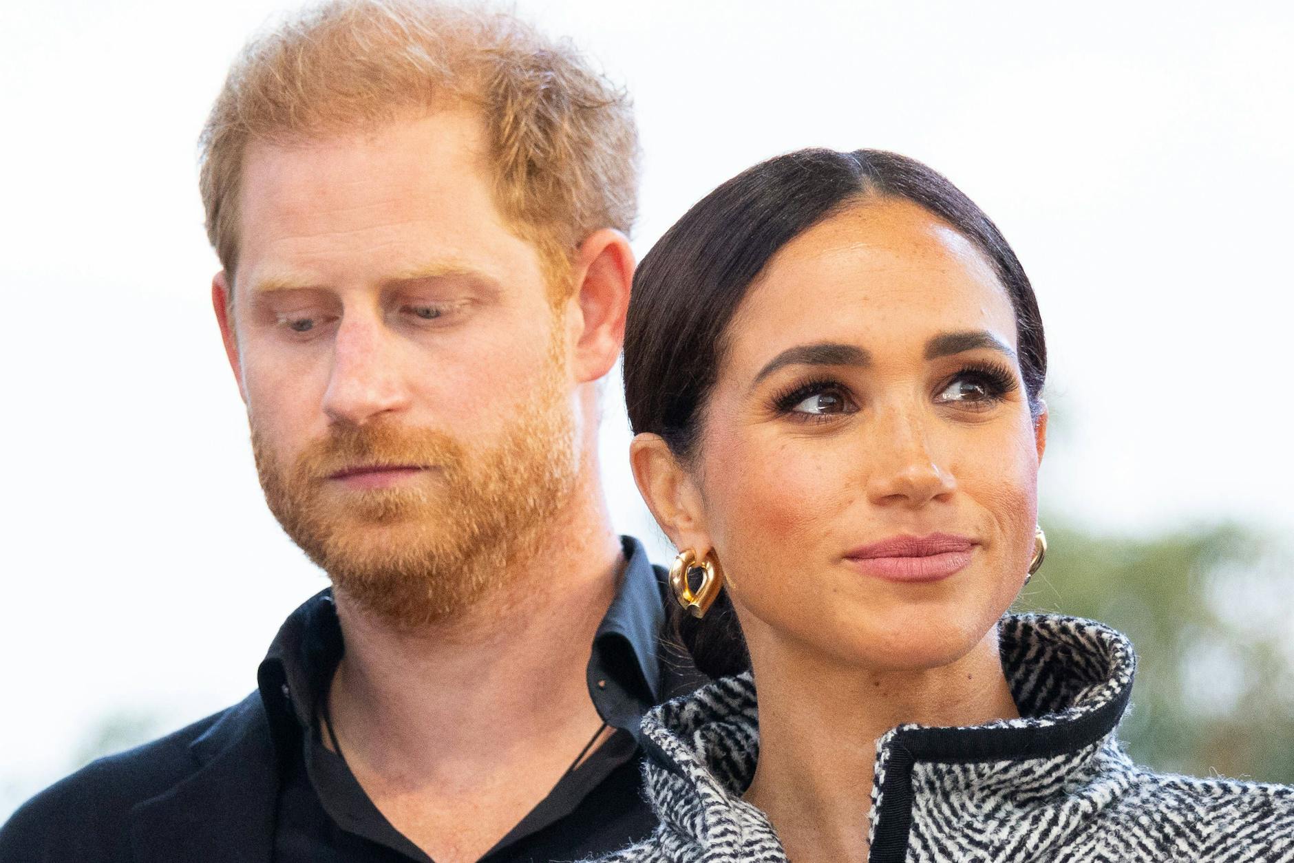 Prinz Harry und Meghan werden auch als "die Ungebetenen" bezeichnet und werden oft absichtlich erst gar nicht eingeladen. Viele fürchten, dass ihre Anwesenheit die Beziehungen zu anderen Mitgliedern der königlichen Familie belasten könnte.