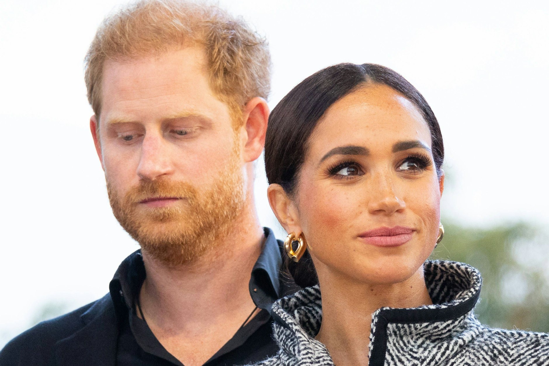 Prinz Harry und Meghan werden auch als "die Ungebetenen" bezeichnet und werden oft absichtlich erst gar nicht eingeladen. Viele fürchten, dass ihre Anwesenheit die Beziehungen zu anderen Mitgliedern der königlichen Familie belasten könnte. 